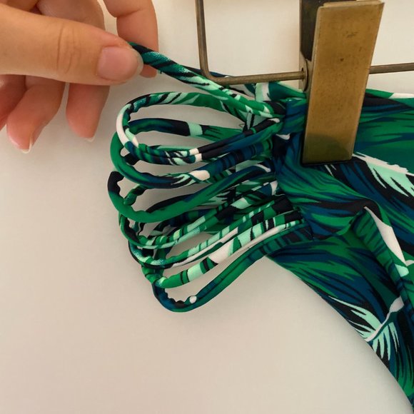 Bikini Set: 1 Top + 2 Bottoms - Picture 6 of 9